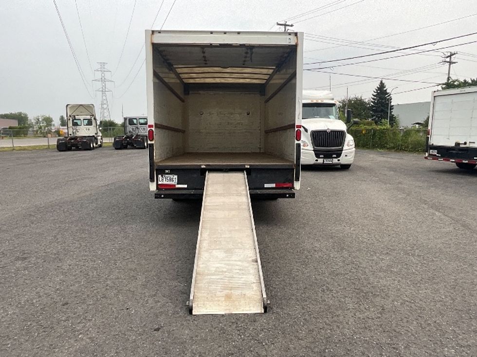 Light Duty Box Truck-Light and Medium Duty Trucks-Chevrolet-2019-G33903-Boucherville-PQ-172,745\n\t\tkm-$ 31,250 - Image 9