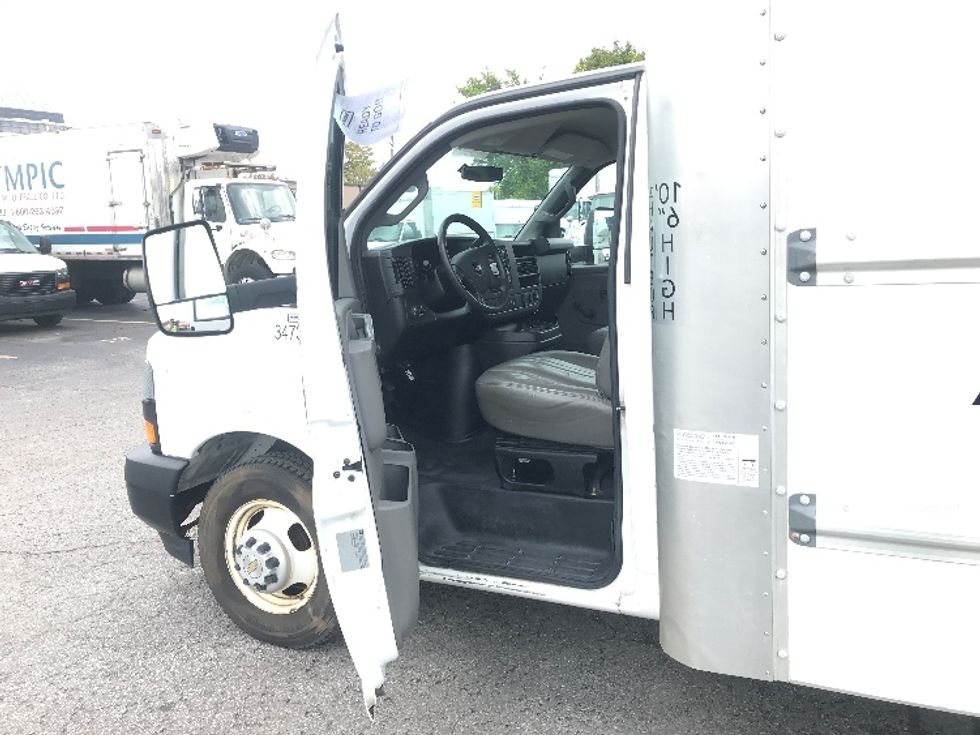 Light Duty Box Truck-Light and Medium Duty Trucks-Chevrolet-2019-G33903-Concord-ON-138,193\n\t\tkm-$ 34,000 - Image 16