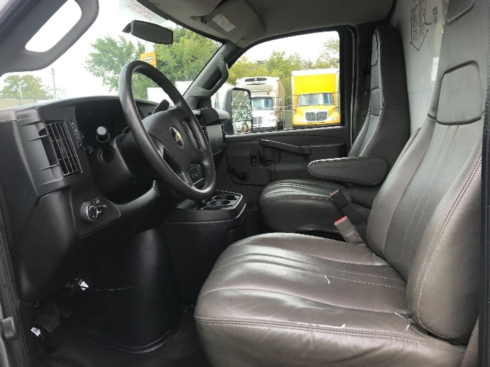 Light Duty Box Truck-Light and Medium Duty Trucks-Chevrolet-2019-G33903-Concord-ON-138,193\n\t\tkm-$ 34,000 - Image 19
