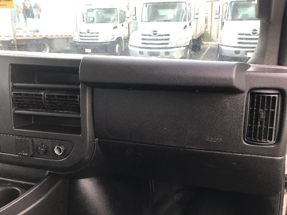 Light Duty Box Truck-Light and Medium Duty Trucks-Chevrolet-2019-G33903-Concord-ON-138,193\n\t\tkm-$ 34,000 - Image 21