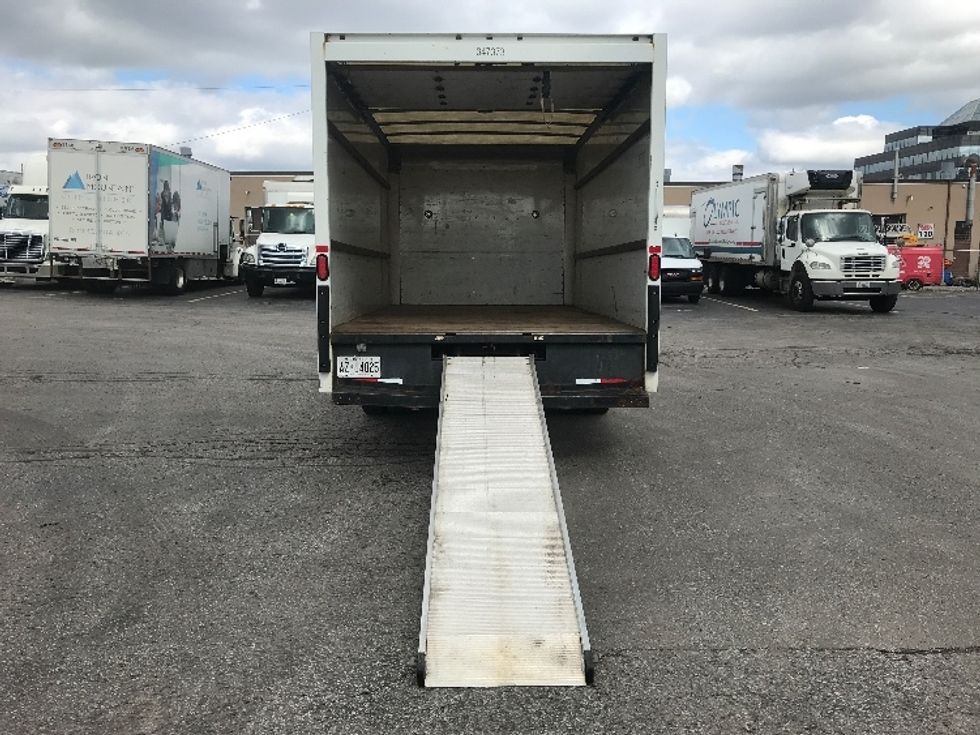 Light Duty Box Truck-Light and Medium Duty Trucks-Chevrolet-2019-G33903-Concord-ON-138,193\n\t\tkm-$ 34,000 - Image 9