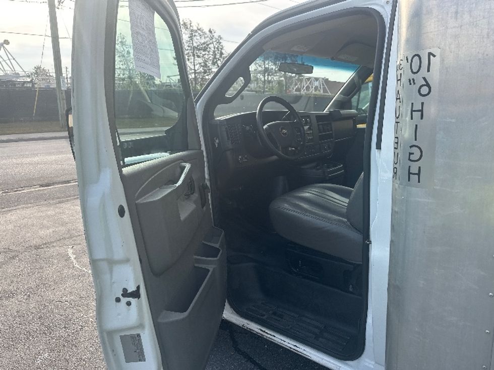 Light Duty Box Truck-Light and Medium Duty Trucks-Chevrolet-2019-G33903-Concord-ON-150,420\n\t\tkm-$ 33,000 - Image 16