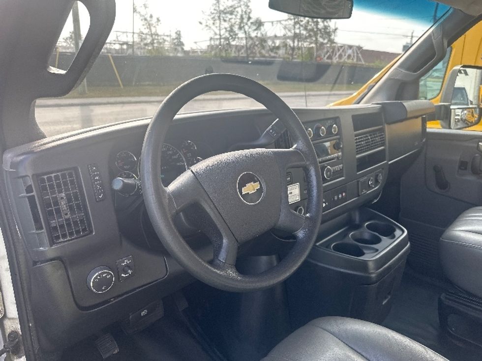 Light Duty Box Truck-Light and Medium Duty Trucks-Chevrolet-2019-G33903-Concord-ON-150,420\n\t\tkm-$ 33,000 - Image 17