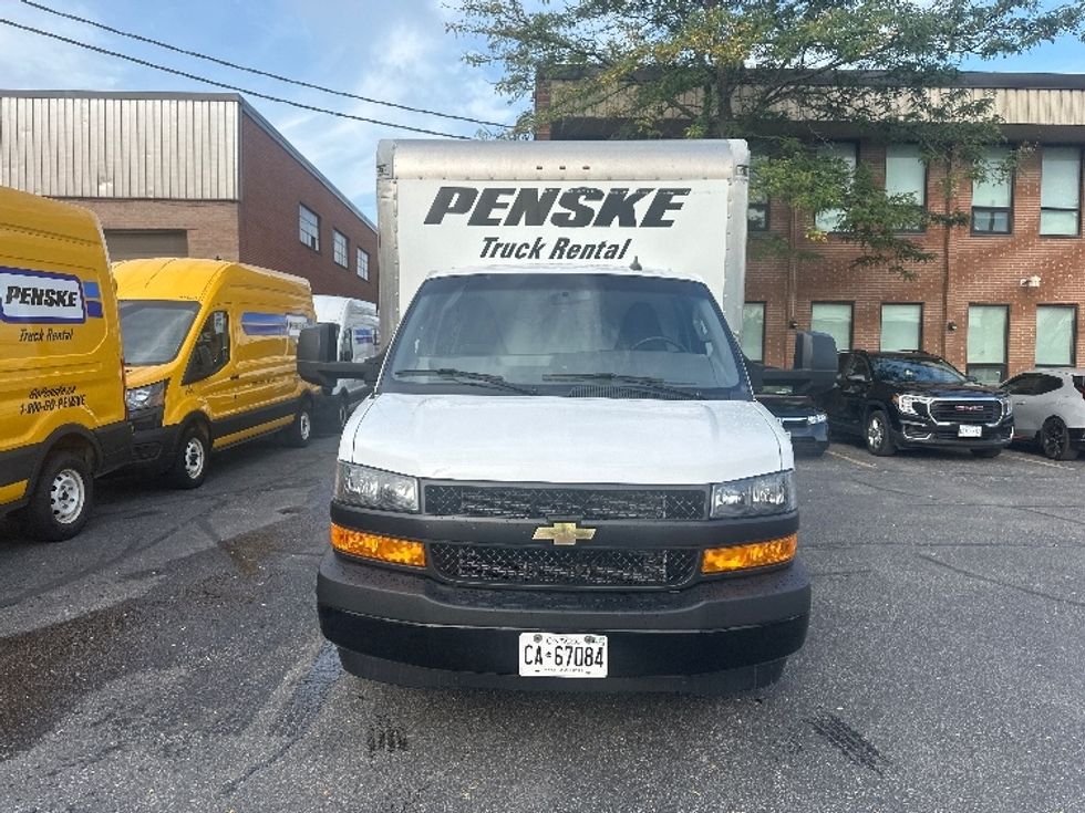 Light Duty Box Truck-Light and Medium Duty Trucks-Chevrolet-2019-G33903-Concord-ON-150,420\n\t\tkm-$ 33,000 - Image 2