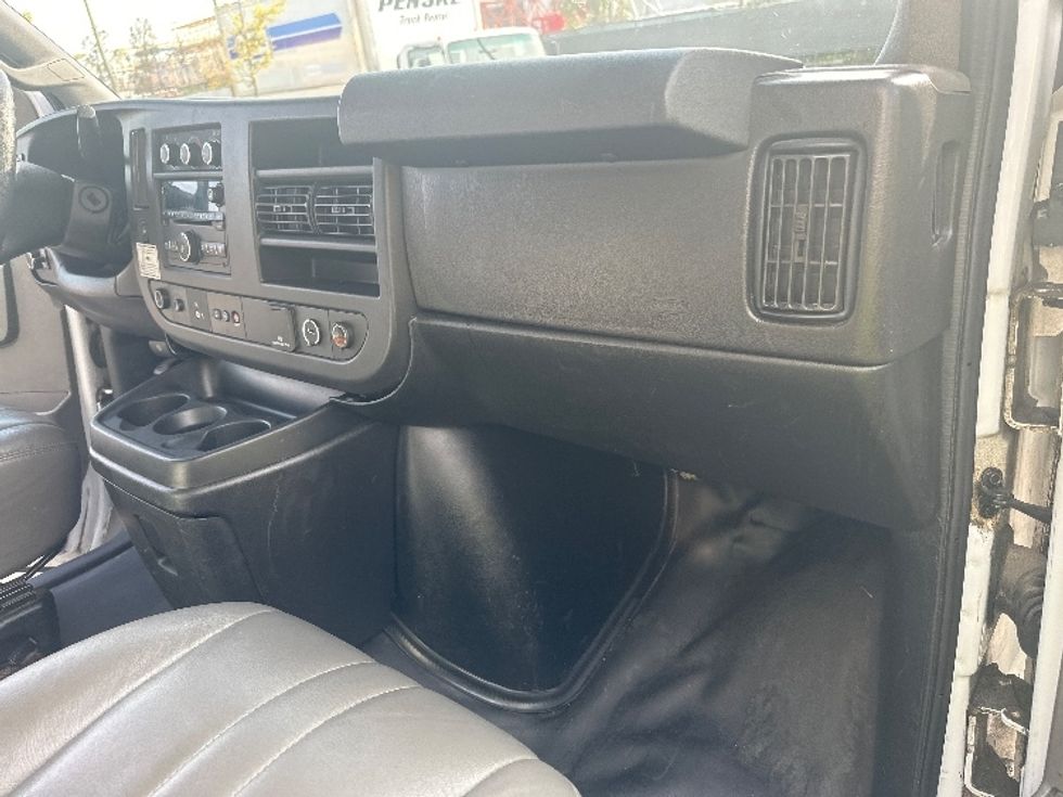 Light Duty Box Truck-Light and Medium Duty Trucks-Chevrolet-2019-G33903-Concord-ON-150,420\n\t\tkm-$ 33,000 - Image 21