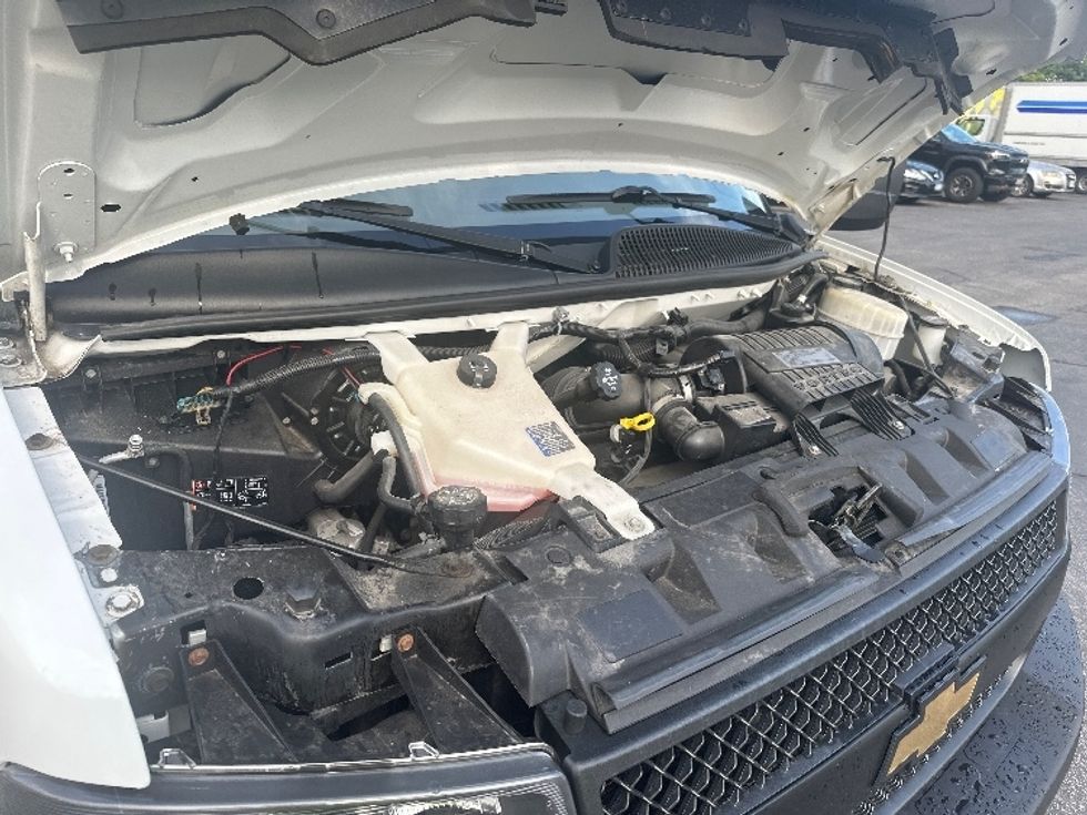 Light Duty Box Truck-Light and Medium Duty Trucks-Chevrolet-2019-G33903-Concord-ON-150,420\n\t\tkm-$ 33,000 - Image 23