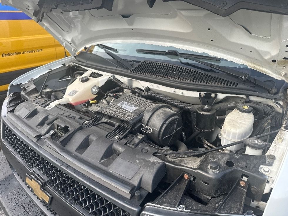 Light Duty Box Truck-Light and Medium Duty Trucks-Chevrolet-2019-G33903-Concord-ON-150,420\n\t\tkm-$ 33,000 - Image 24