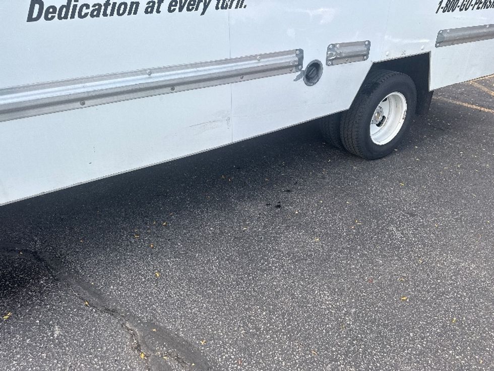 Light Duty Box Truck-Light and Medium Duty Trucks-Chevrolet-2019-G33903-Concord-ON-150,420\n\t\tkm-$ 33,000 - Image 5