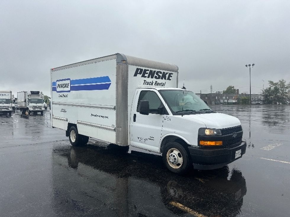 Light Duty Box Truck-Light and Medium Duty Trucks-Chevrolet-2019-G33903-Concord-ON-166,957\n\t\tkm-$ 31,750 - Image 1