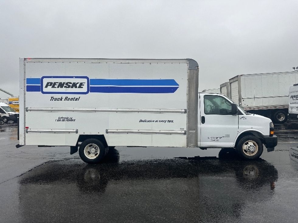 Light Duty Box Truck-Light and Medium Duty Trucks-Chevrolet-2019-G33903-Concord-ON-166,957\n\t\tkm-$ 31,750 - Image 15