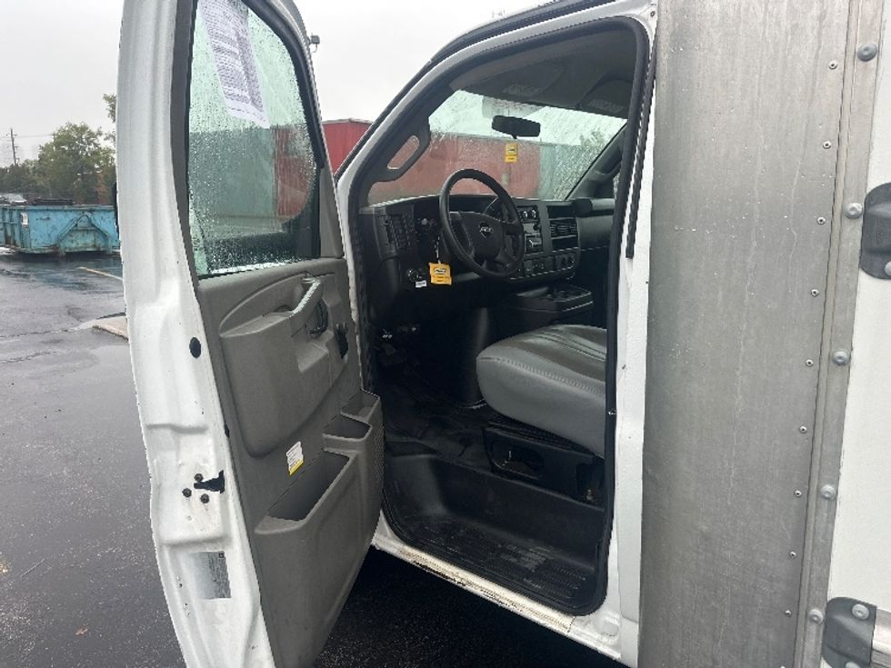 Light Duty Box Truck-Light and Medium Duty Trucks-Chevrolet-2019-G33903-Concord-ON-166,957\n\t\tkm-$ 31,750 - Image 16