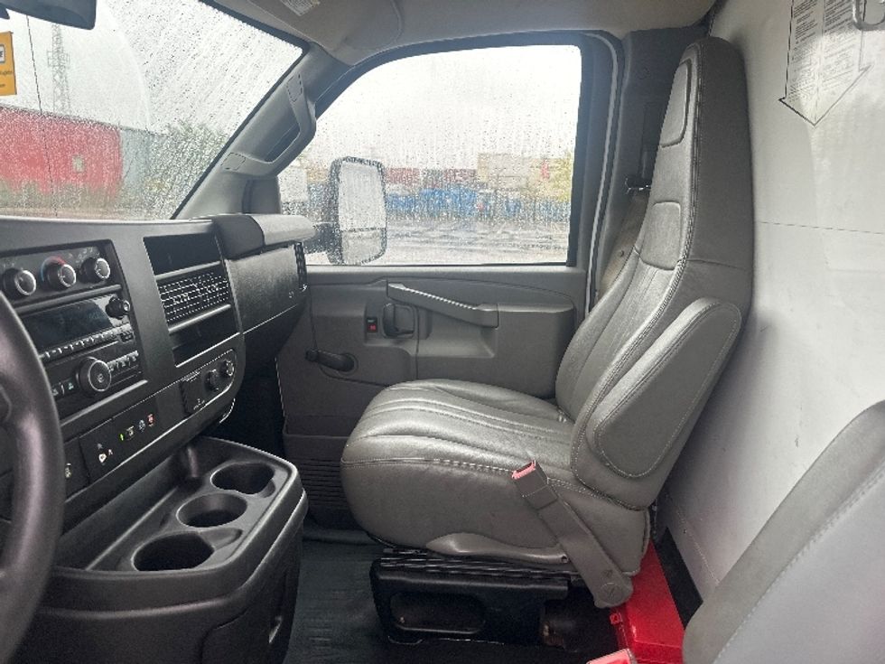 Light Duty Box Truck-Light and Medium Duty Trucks-Chevrolet-2019-G33903-Concord-ON-166,957\n\t\tkm-$ 31,750 - Image 19