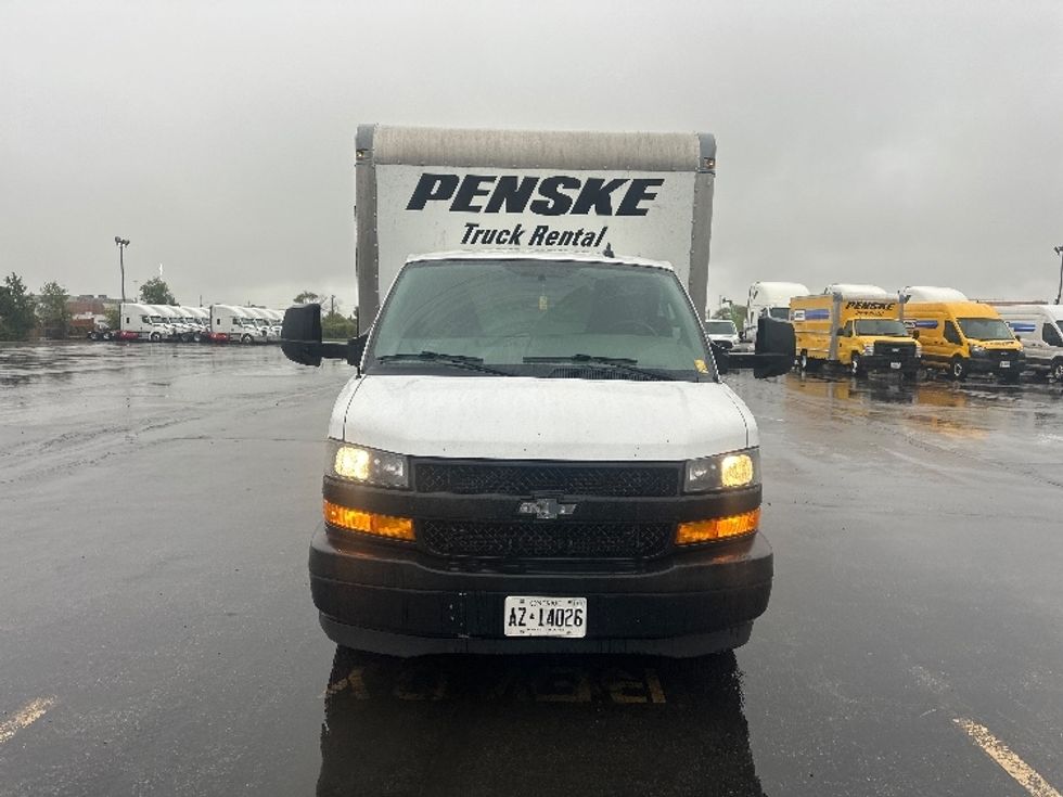 Light Duty Box Truck-Light and Medium Duty Trucks-Chevrolet-2019-G33903-Concord-ON-166,957\n\t\tkm-$ 31,750 - Image 2