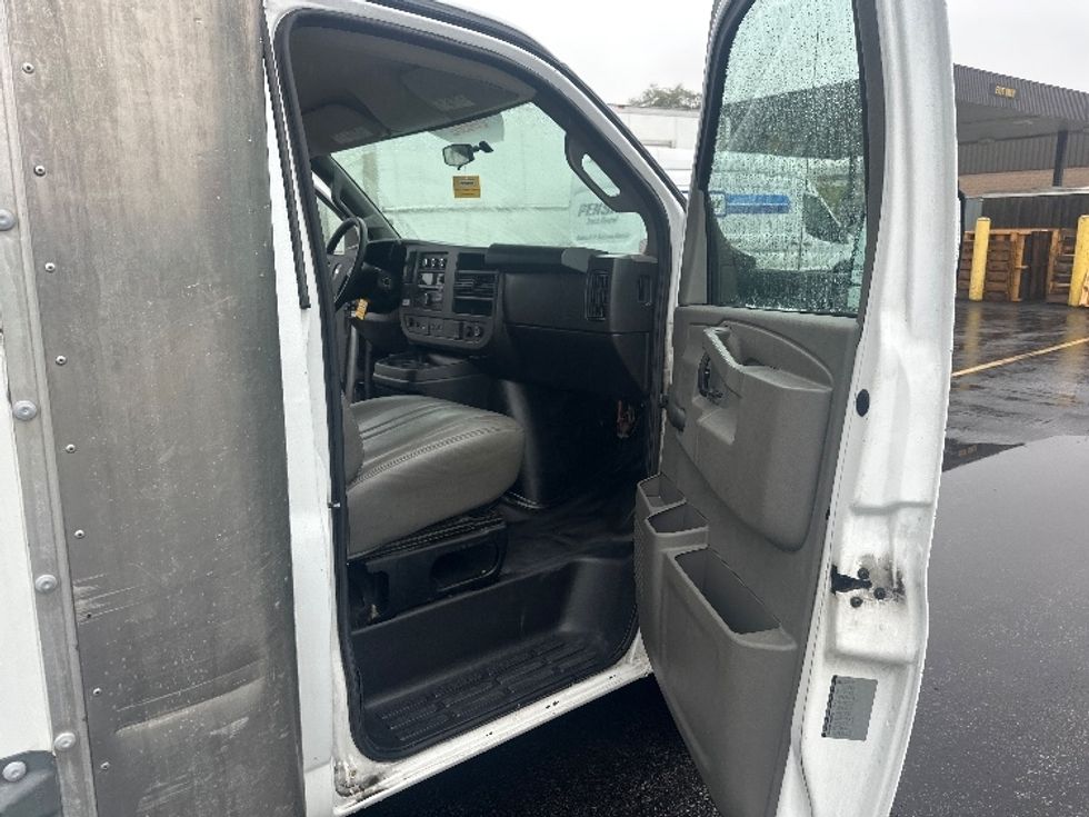 Light Duty Box Truck-Light and Medium Duty Trucks-Chevrolet-2019-G33903-Concord-ON-166,957\n\t\tkm-$ 31,750 - Image 20