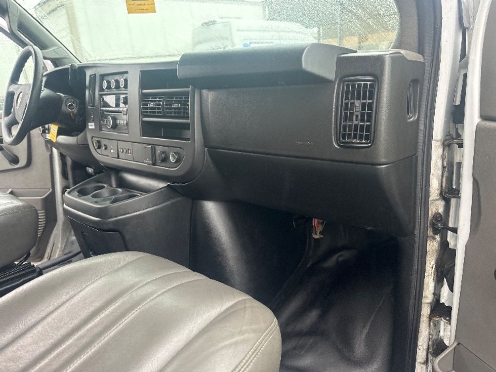 Light Duty Box Truck-Light and Medium Duty Trucks-Chevrolet-2019-G33903-Concord-ON-166,957\n\t\tkm-$ 31,750 - Image 21