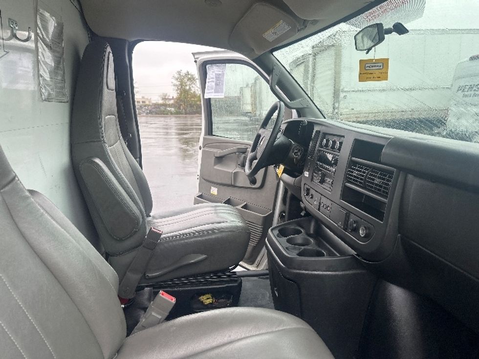 Light Duty Box Truck-Light and Medium Duty Trucks-Chevrolet-2019-G33903-Concord-ON-166,957\n\t\tkm-$ 31,750 - Image 22