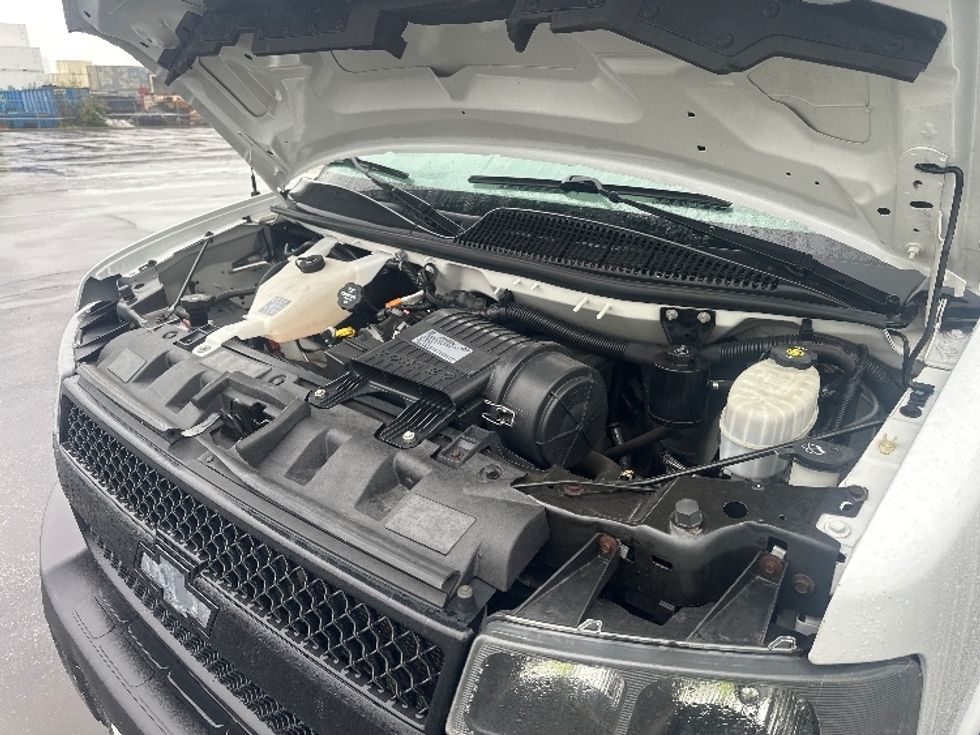 Light Duty Box Truck-Light and Medium Duty Trucks-Chevrolet-2019-G33903-Concord-ON-166,957\n\t\tkm-$ 31,750 - Image 23