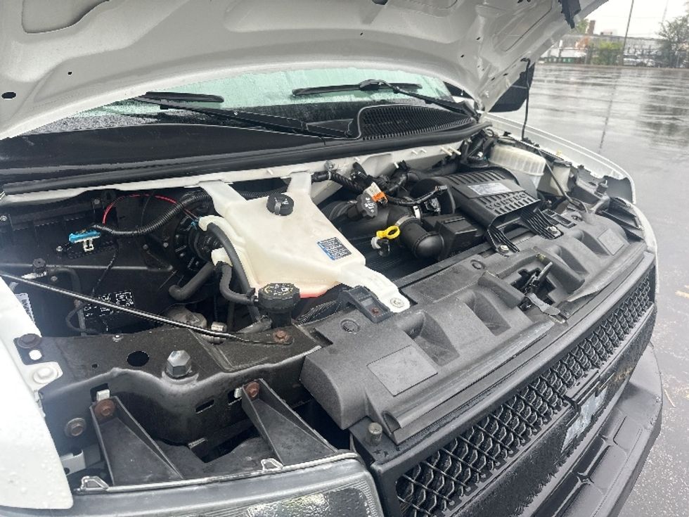 Light Duty Box Truck-Light and Medium Duty Trucks-Chevrolet-2019-G33903-Concord-ON-166,957\n\t\tkm-$ 31,750 - Image 24