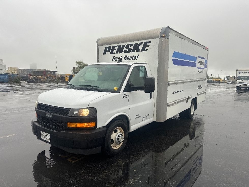 Light Duty Box Truck-Light and Medium Duty Trucks-Chevrolet-2019-G33903-Concord-ON-166,957\n\t\tkm-$ 31,750 - Image 3