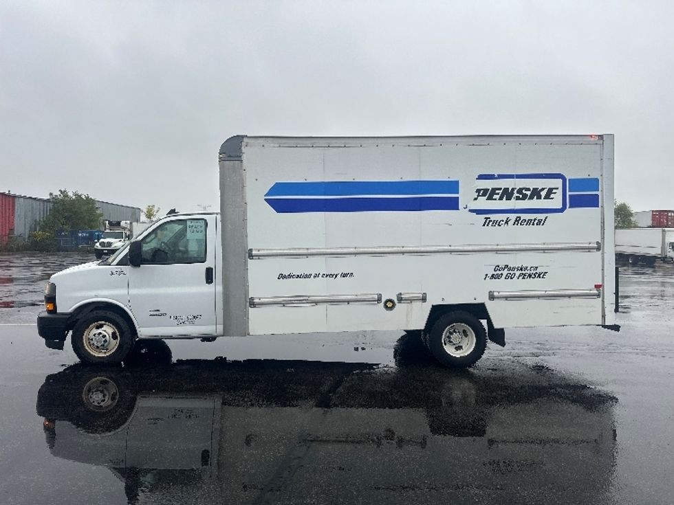 Light Duty Box Truck-Light and Medium Duty Trucks-Chevrolet-2019-G33903-Concord-ON-166,957\n\t\tkm-$ 31,750 - Image 4