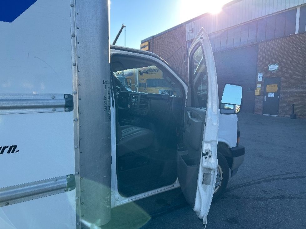 Light Duty Box Truck-Light and Medium Duty Trucks-Chevrolet-2019-G33903-Concord-ON-174,829\n\t\tkm-$ 31,250 - Image 20