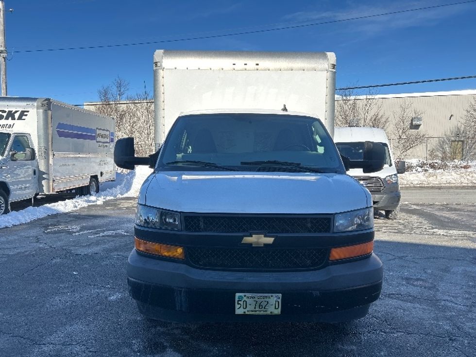 Light Duty Box Truck-Light and Medium Duty Trucks-Chevrolet-2019-G33903-Dartmouth-NS-194,310\n\t\tkm-$ 31,250 - Image 2