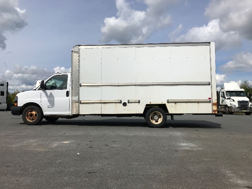 Light Duty Box Truck-Light and Medium Duty Trucks-Chevrolet-2019-G33903-Dartmouth-NS-210,191\n\t\tkm-$ 12,500 - Image 4