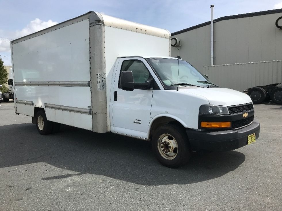 Light Duty Box Truck-Light and Medium Duty Trucks-Chevrolet-2019-G33903-Dartmouth-NS-210,191\n\t\tkm-$ 28,250 - Image 1
