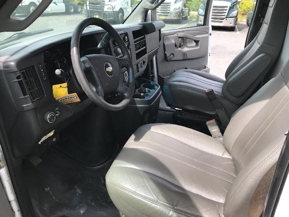 Light Duty Box Truck-Light and Medium Duty Trucks-Chevrolet-2019-G33903-Dartmouth-NS-210,191\n\t\tkm-$ 28,250 - Image 16