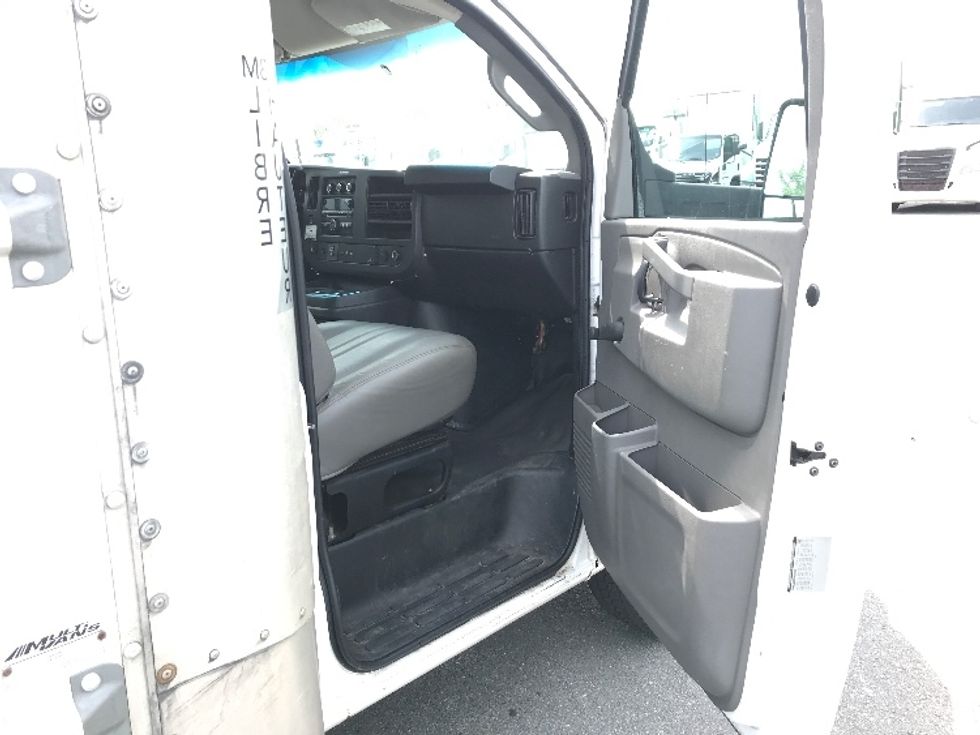 Light Duty Box Truck-Light and Medium Duty Trucks-Chevrolet-2019-G33903-Dartmouth-NS-210,191\n\t\tkm-$ 28,250 - Image 19