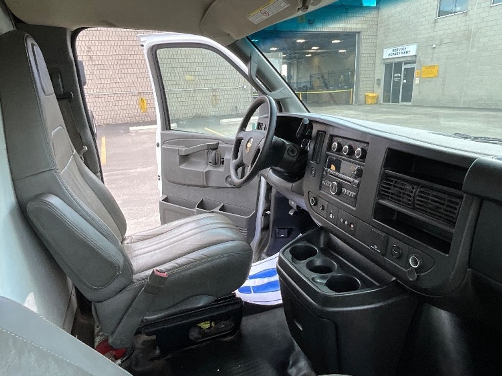 Light Duty Box Truck-Light and Medium Duty Trucks-Chevrolet-2019-G33903-London-ON-222,478\n\t\tkm-$ 27,250 - Image 21