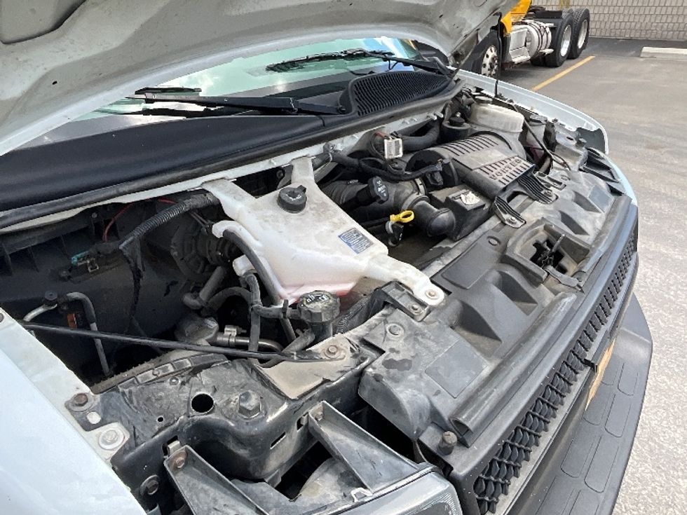 Light Duty Box Truck-Light and Medium Duty Trucks-Chevrolet-2019-G33903-London-ON-222,478\n\t\tkm-$ 27,250 - Image 22