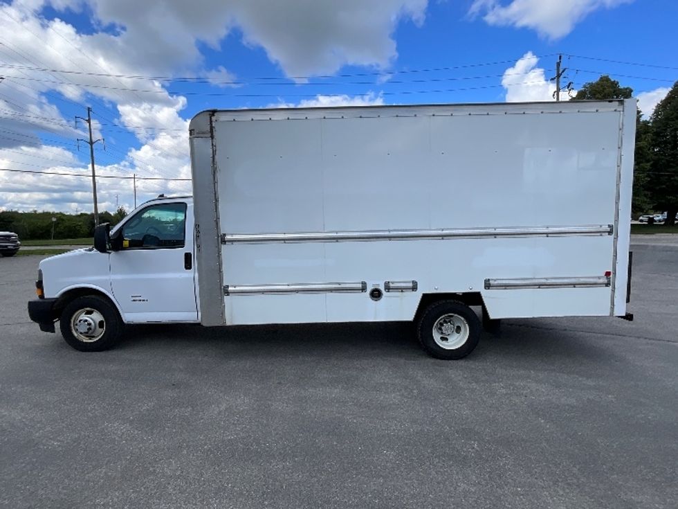 Light Duty Box Truck-Light and Medium Duty Trucks-Chevrolet-2019-G33903-London-ON-222,478\n\t\tkm-$ 27,250 - Image 4