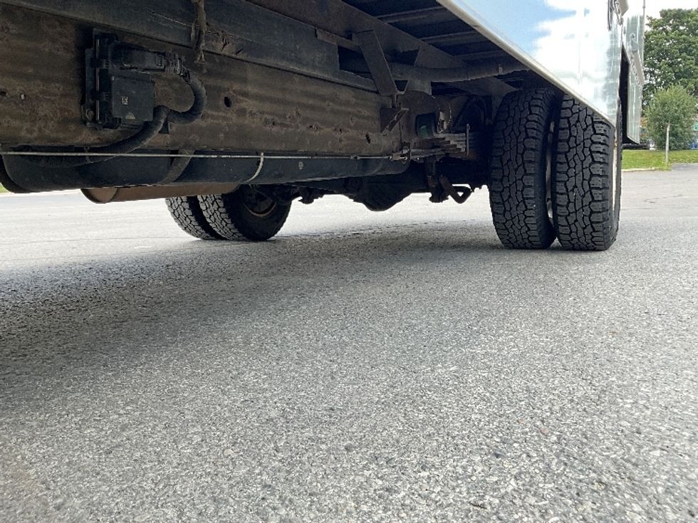 Light Duty Box Truck-Light and Medium Duty Trucks-Chevrolet-2019-G33903-London-ON-222,478\n\t\tkm-$ 27,250 - Image 5