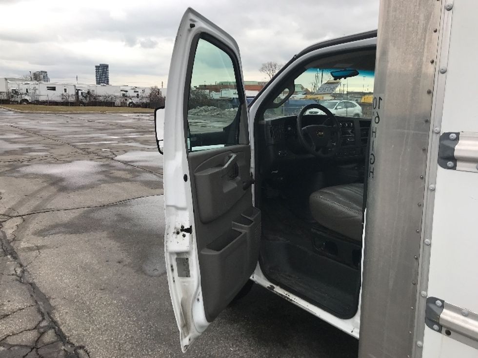 Light Duty Box Truck-Light and Medium Duty Trucks-Chevrolet-2019-G33903-Mississauga-ON-153,886\n\t\tkm-$ 34,750 - Image 13