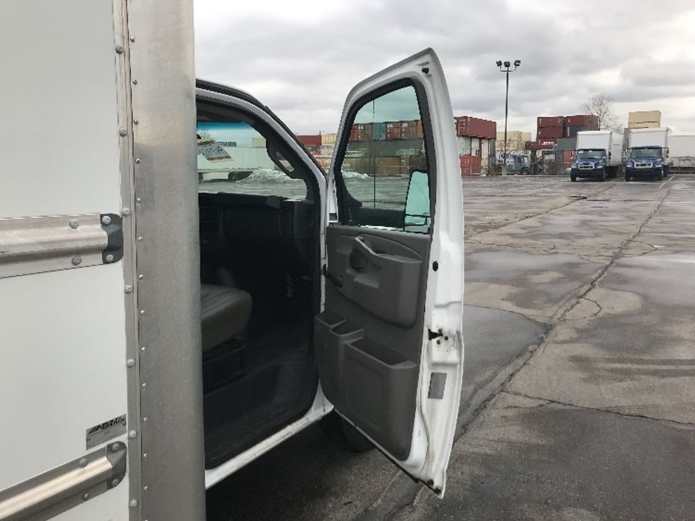 Light Duty Box Truck-Light and Medium Duty Trucks-Chevrolet-2019-G33903-Mississauga-ON-153,886\n\t\tkm-$ 34,750 - Image 17