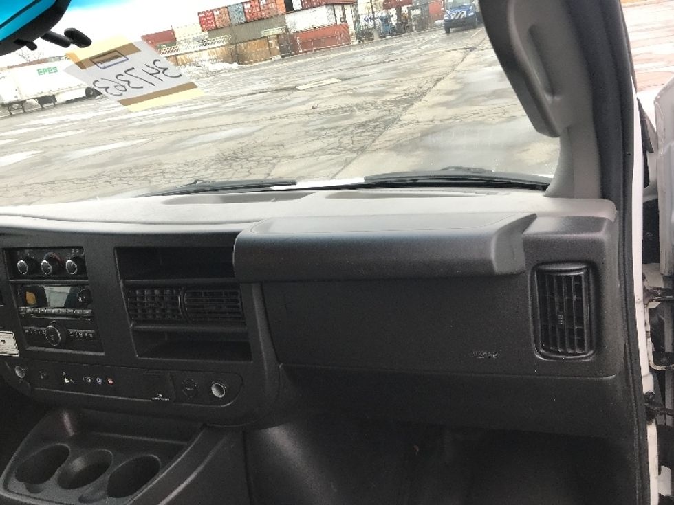 Light Duty Box Truck-Light and Medium Duty Trucks-Chevrolet-2019-G33903-Mississauga-ON-153,886\n\t\tkm-$ 34,750 - Image 18