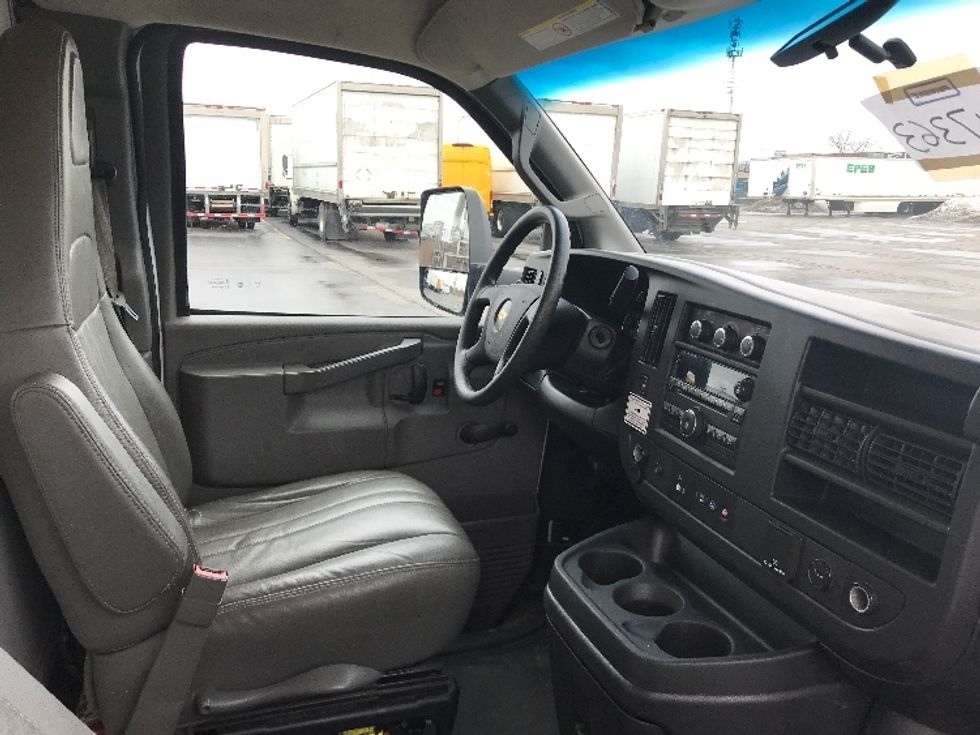 Light Duty Box Truck-Light and Medium Duty Trucks-Chevrolet-2019-G33903-Mississauga-ON-153,886\n\t\tkm-$ 34,750 - Image 19