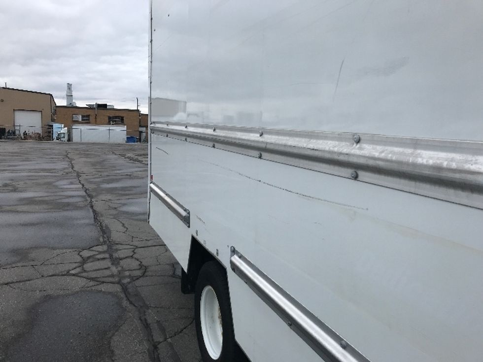 Light Duty Box Truck-Light and Medium Duty Trucks-Chevrolet-2019-G33903-Mississauga-ON-153,886\n\t\tkm-$ 34,750 - Image 22