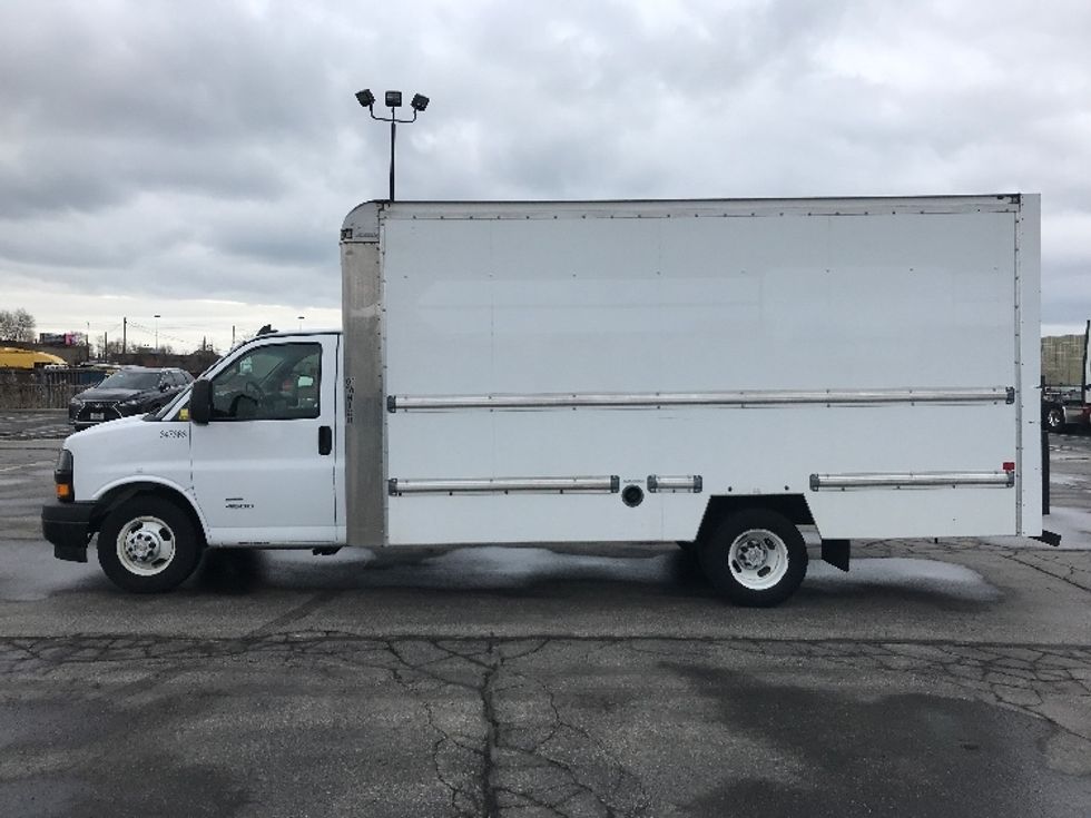 Light Duty Box Truck-Light and Medium Duty Trucks-Chevrolet-2019-G33903-Mississauga-ON-153,886\n\t\tkm-$ 34,750 - Image 4