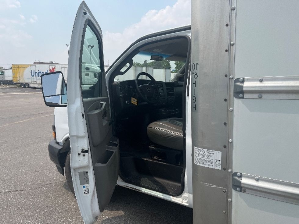 Light Duty Box Truck-Light and Medium Duty Trucks-Chevrolet-2019-G33903-Mississauga-ON-160,188\n\t\tkm-$ 32,250 - Image 15