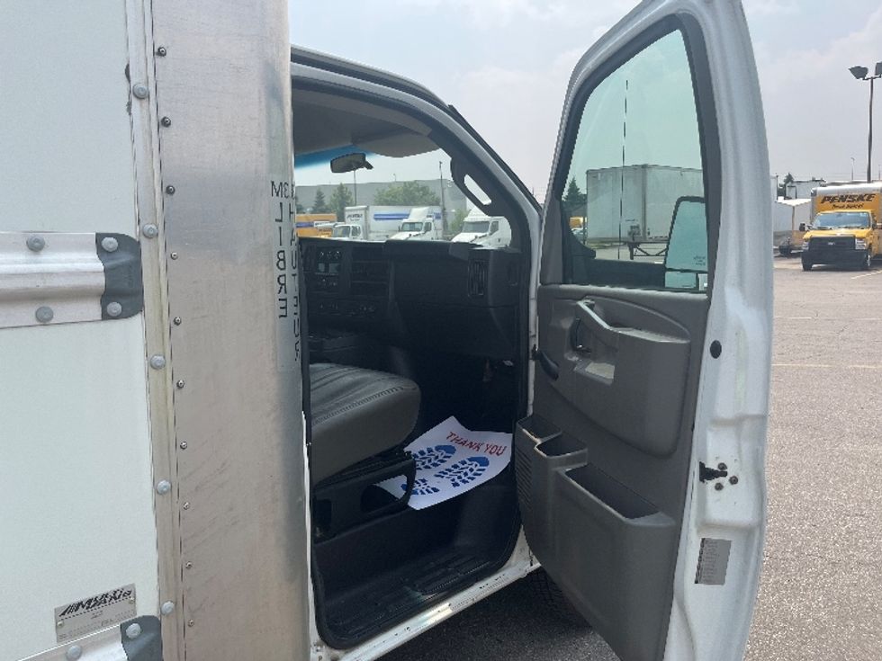 Light Duty Box Truck-Light and Medium Duty Trucks-Chevrolet-2019-G33903-Mississauga-ON-160,188\n\t\tkm-$ 32,250 - Image 19