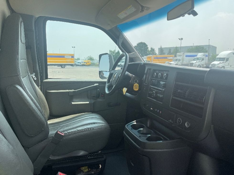 Light Duty Box Truck-Light and Medium Duty Trucks-Chevrolet-2019-G33903-Mississauga-ON-160,188\n\t\tkm-$ 32,250 - Image 21