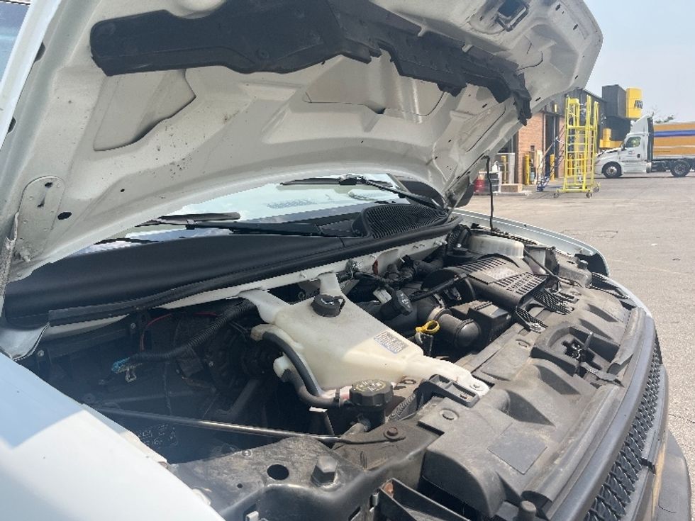 Light Duty Box Truck-Light and Medium Duty Trucks-Chevrolet-2019-G33903-Mississauga-ON-160,188\n\t\tkm-$ 32,250 - Image 22