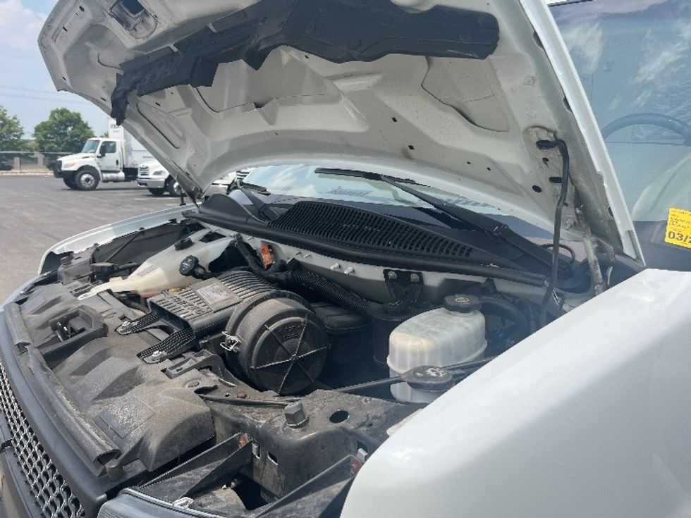 Light Duty Box Truck-Light and Medium Duty Trucks-Chevrolet-2019-G33903-Mississauga-ON-160,188\n\t\tkm-$ 32,250 - Image 23