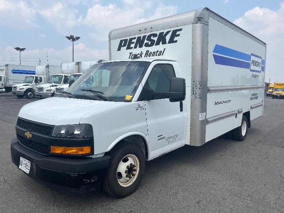 Light Duty Box Truck-Light and Medium Duty Trucks-Chevrolet-2019-G33903-Mississauga-ON-160,188\n\t\tkm-$ 32,250 - Image 3