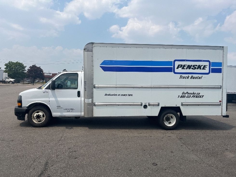 Light Duty Box Truck-Light and Medium Duty Trucks-Chevrolet-2019-G33903-Mississauga-ON-160,188\n\t\tkm-$ 32,250 - Image 4