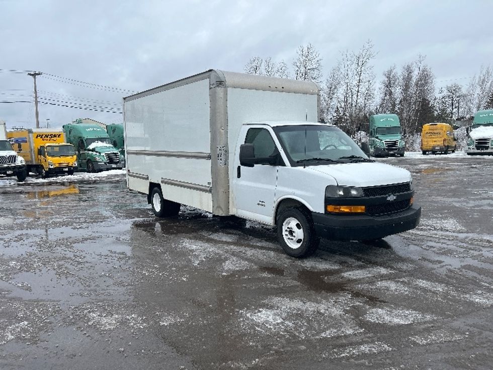Light Duty Box Truck-Light and Medium Duty Trucks-Chevrolet-2019-G33903-Moncton-NB-215,371\n\t\tkm-$ 29,500 - Image 1