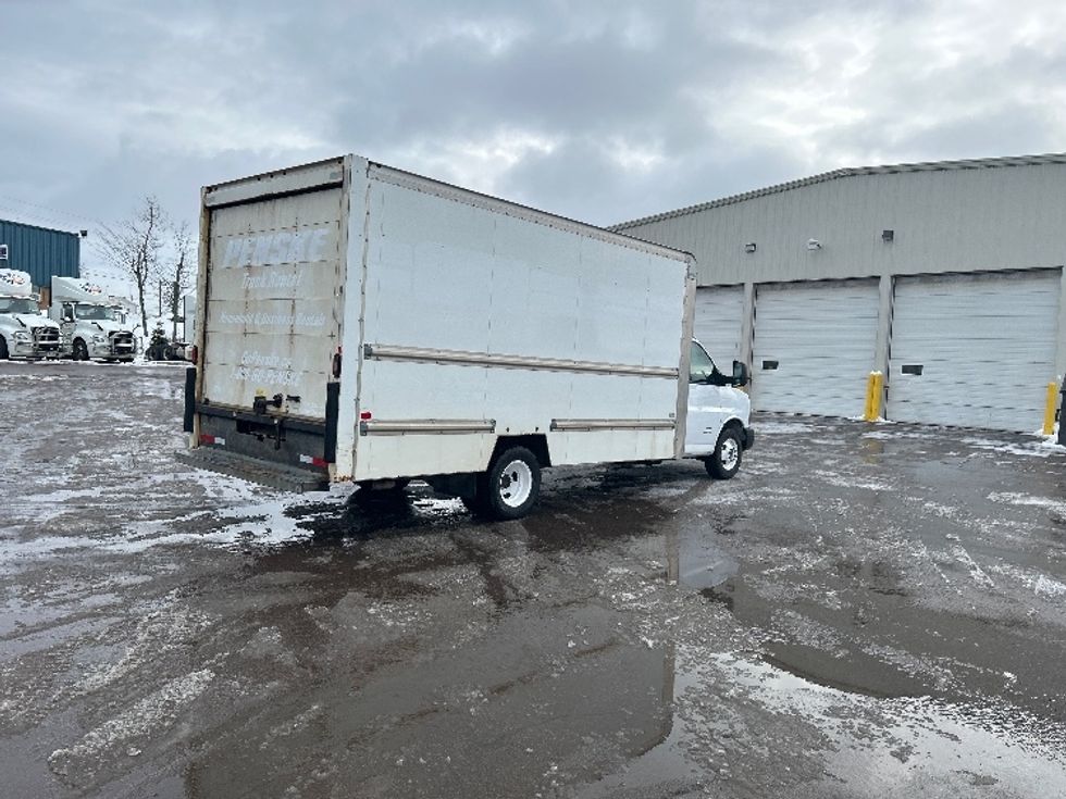 Light Duty Box Truck-Light and Medium Duty Trucks-Chevrolet-2019-G33903-Moncton-NB-215,371\n\t\tkm-$ 29,500 - Image 12