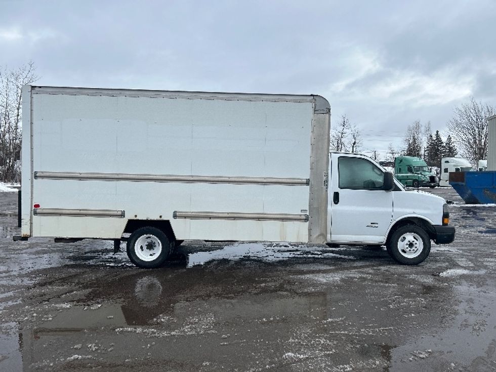 Light Duty Box Truck-Light and Medium Duty Trucks-Chevrolet-2019-G33903-Moncton-NB-215,371\n\t\tkm-$ 29,500 - Image 14
